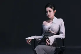 古力娜扎玩转“制服诱惑”，穿条纹衬衫配高腰半身裙，真让人着迷图片