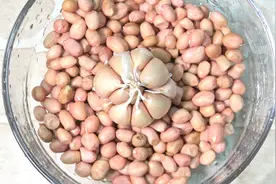 花生米里加一头大蒜，不水煮不油炸，营养解馋，又香又脆图片