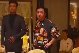 于谦现身闫学晶儿子拜师仪式，双手叉腰气场强大，师父身份引猜测图片