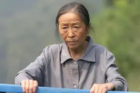 张少华：因扮演丑娘出圈，75岁仍活跃圈内，郭家班御用老太图片