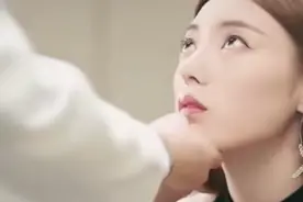 小说：合租的美女室友酒量浅喝成了醉猫，挥动着粉拳就砸在我身上图片