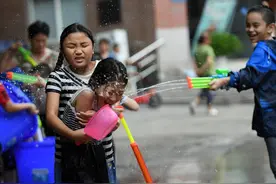 小区酷暑天举办“泼水节”孩子们乐翻天图片