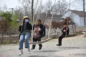 农村生活恢复正常，村民悠闲转起秋千，农妇河边洗起衣裳图片