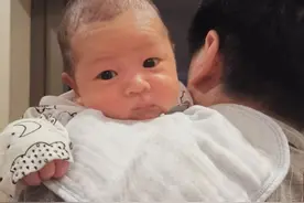 横抱哭竖抱笑，小婴儿到底藏着怎样的“小心思”？或是聪明的表现图片