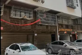 一货车“飞”上2楼！什么操作？图片