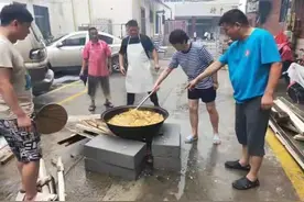 骑单车冒风雨、劈门板做的大锅饭：郑州校园里的一口锅，支起了团结一致的精神图片