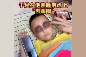 孩子玩手机上瘾怎么办？宝妈一顿“缺德”操作，儿子：再也不玩了图片