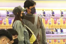 陈乔恩和男友逛街买衣服看电影，约会日常惬意如“老夫老妻”图片