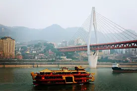 忆重庆｜一座山与桥搭建在雾间的城，还有一个走不出记忆的角落图片