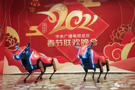 今年央视春晚的创意担当，给了这个1岁的"拓荒牛"机器人图片
