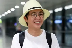 不化妆的蒋雯丽太暴露年龄了，一身休闲好随意，终于相信她53岁了图片