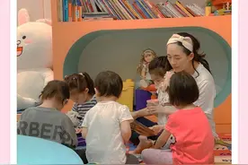 章子怡产二胎后发际线堪忧！头戴发带陪娃玩耍，大脑门太抢镜图片