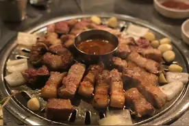 大块的烤肉来了图片