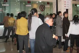 银行有“潜在属性”，为什么柜台窗口只开一两个？员工给出了答案图片