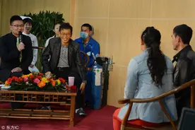 得知自己不久于人世，他忙着跑遗体捐献并筹划自己的生前追悼会图片