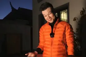 主持人李彬病后恢复好，田园度假脸日渐圆润，身后二层小洋楼抢眼图片