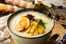这款方便面汤鲜料足，就算是发朋友圈也能秀出仪式感，小贵却解馋图片
