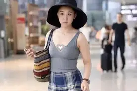 李小萌“多肉”身材真招摇，穿吊带勒出副乳，搭配阔腿裤3D感立体图片