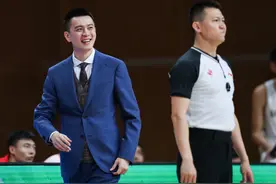 颜值即正义？杨鸣再上热搜 蒋兴权吐槽裁判：这是给了多少钱？图片