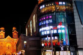 滨江道商业街是天津市最繁华的商业街之一图片