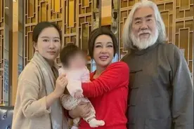 65岁刘晓庆探望张纪中夫妇，同框像3代人，面僵瞪眼被嘲似蜡像图片