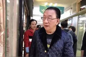 侯耀华出席某画家收徒仪式，发誓要收何云伟为徒，直言谁也拦不住图片