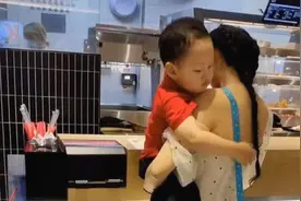 宝妈穿露肩装外出买奶茶，宝宝感到不满，不停地上拉：操碎了心图片