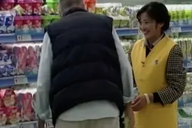 老外爱上超市打工妹，每天去买牛奶只为看她一眼，最终感动了她图片