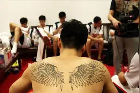 如今CBA有纹身的球员很多，可张镇麟的“花臂”纹身却引来争议图片