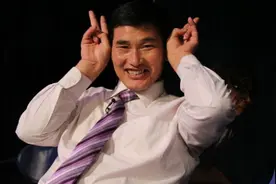 大衣哥儿媳开大奔回家，面对镜头满脸笑，村民挤大门大衣嫂满眼嫌图片
