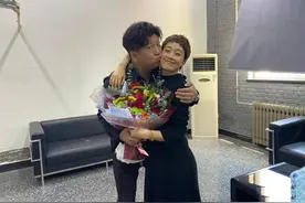 马伊琍与已婚男星贴脸拥抱还亲吻，一脸满足不避嫌，男方火速回应图片