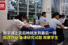 高三班主任把办公桌搬进教室：最后的陪伴，学生更投入图片