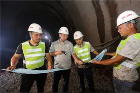 穿越热带雨林不惊扰野生动物，中老铁路这座隧道通了图片