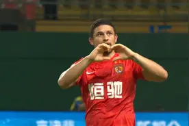 广州队和广州城球迷激烈冲突！隔着栏杆互殴，网传有女球迷受伤图片