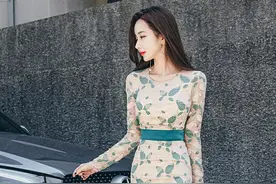 蕾丝性感的花边设计，圆领系带收腰打底长袖连体裙的穿搭图片