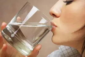 有的人一喝水就尿多，而有的人喝多少水也很少上厕所，这是为何图片