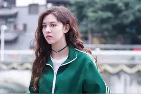 入秋，女人若想改变自己的土味感，就从这3点“撞色系”搭配做起图片