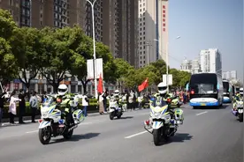 荆门公安“最高礼仪”护送内蒙古医疗队！图片