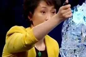 妇女拿自家供奉的菩萨鉴宝，关灯后手电一照，专家：不用鉴定了图片