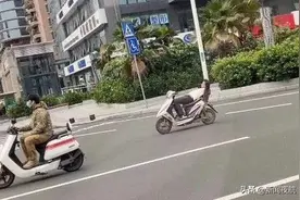 躺着也能骑车？这个动作惊动到了民警！图片