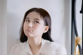 何超莲罕见穿得这么少女心，一身大牌却显得低调，大长腿更加吸睛图片