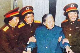1981年一位老农妇在北京看病，多位将军前去探望，她什么来头图片