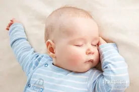 天冷了娃睡得更不安稳了！聪明的妈妈，都学会了这一招图片