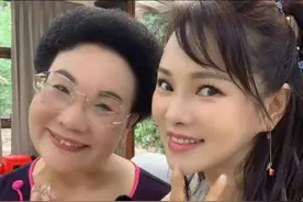 谁说婆媳是冤家？这俩明星儿媳做法堪称典范，把婆婆哄得团团转图片