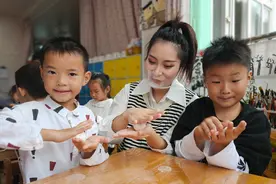 杭州临安天目山镇中心幼儿园为老人送麻糍，这是一份暖暖的爱心图片