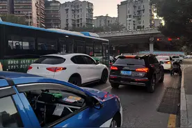 司机大意忘加油，交警热心来帮助图片