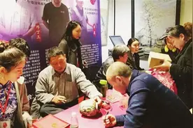 小伙偷拿母亲腌鸡蛋的罐子鉴宝，专家看后：你最好将其捐出去图片