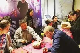 小伙偷拿母亲腌鸡蛋的罐子鉴宝，专家看后：你最好将其捐出去图片