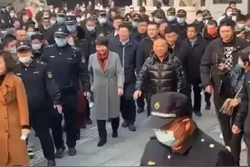前呼后拥，刺激视觉：杀一杀明星们的“路威”行不行？图片