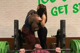 国产肌肉猛男撩走乌克兰健身女神，今天又为别人的爱情流泪了图片